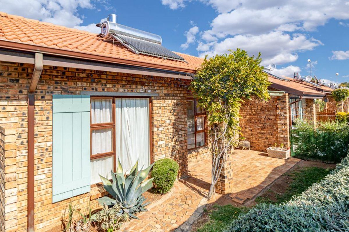 Modern 3-Bedroom Family Gem in Vukani Comple - Photo 2