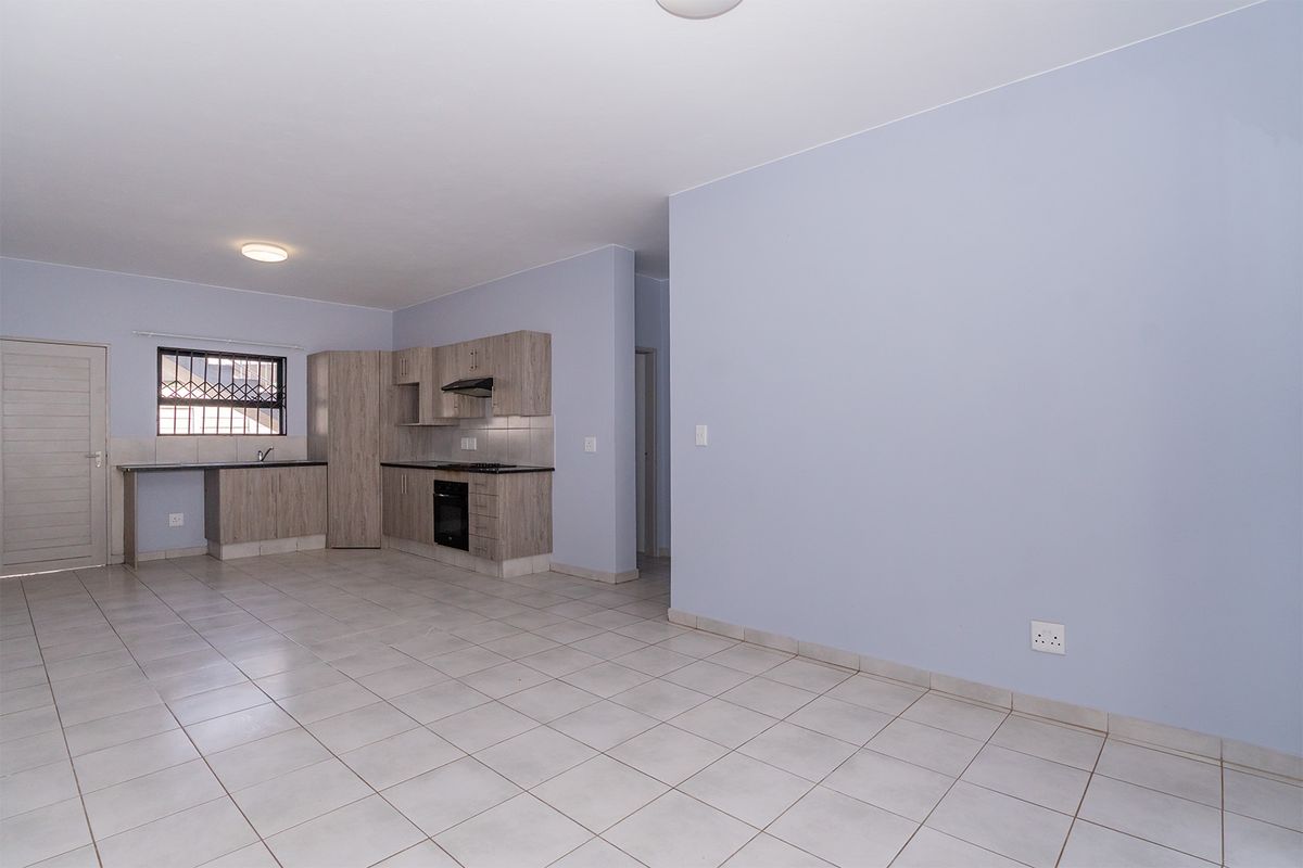 Modern 2-Bed 2-Bath Ground-Floor Unit with Private Garden - Photo 3