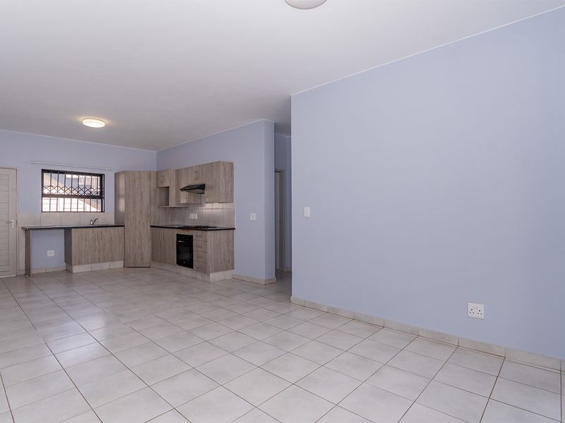 Modern 2-Bed 2-Bath Ground-Floor Unit with Private Garden - Photo 3