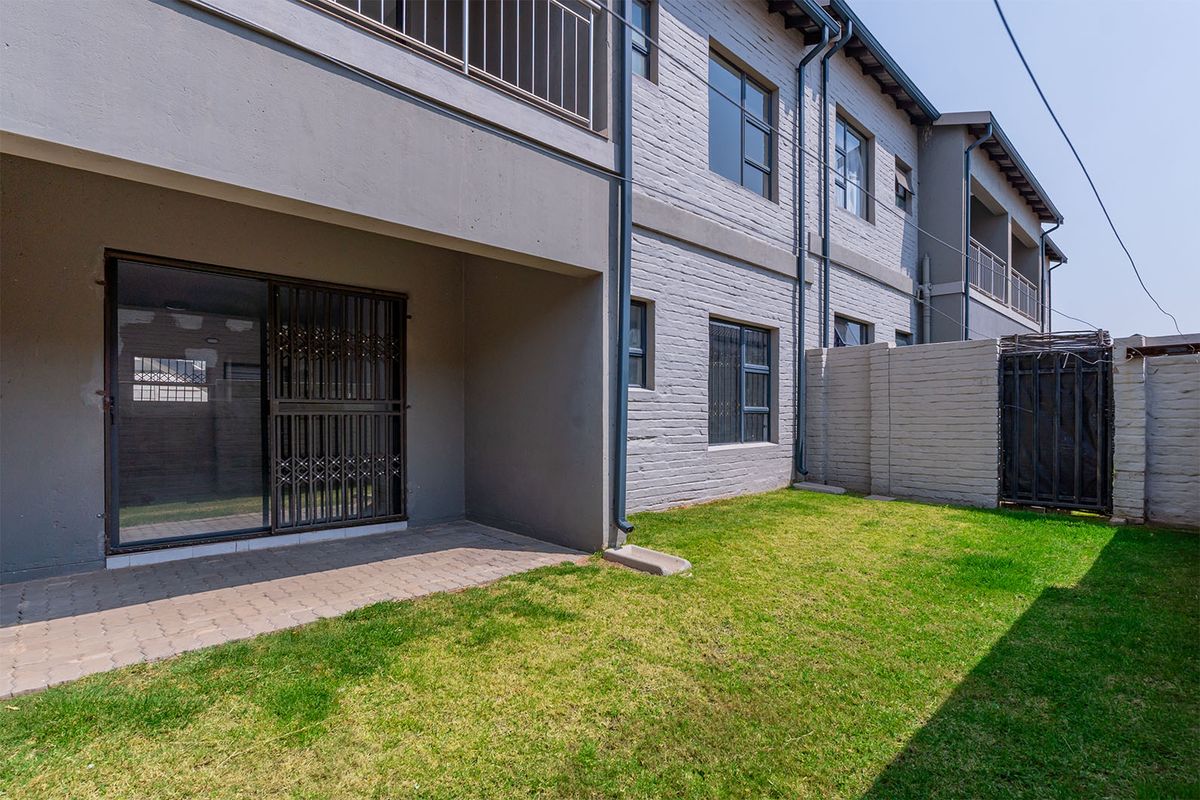 Modern 2-Bed 2-Bath Ground-Floor Unit with Private Garden - Photo 2