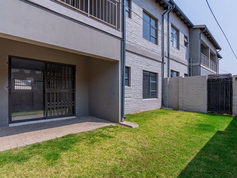 Modern 2-Bed 2-Bath Ground-Floor Unit with Private Garden - Photo 2