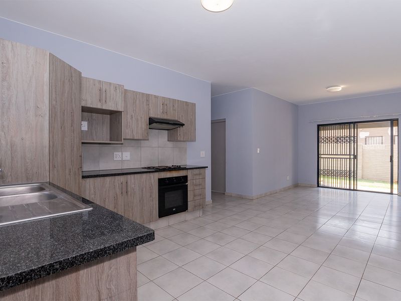 Modern 2-Bed 2-Bath Ground-Floor Unit with Private Garden - Photo 7