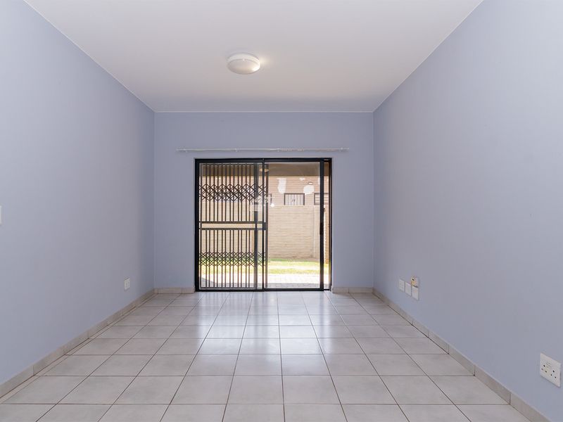 Modern 2-Bed 2-Bath Ground-Floor Unit with Private Garden - Photo 9