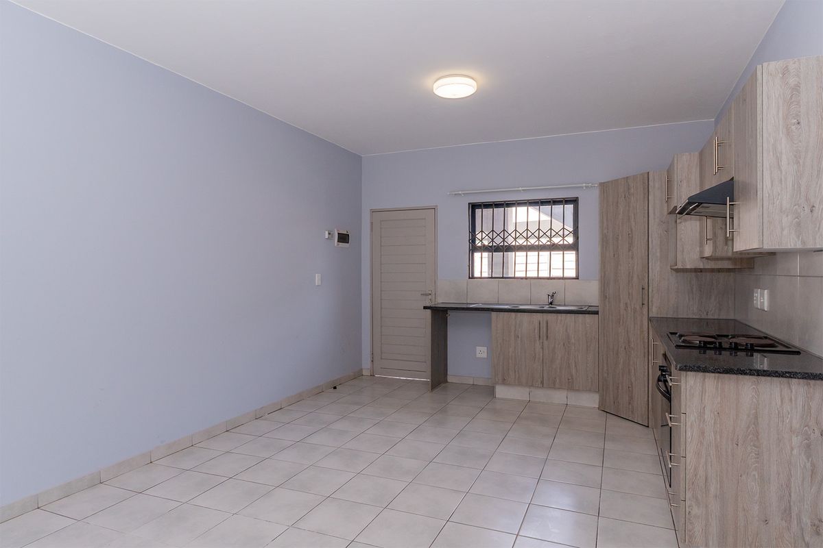 Modern 2-Bed 2-Bath Ground-Floor Unit with Private Garden - Photo 4