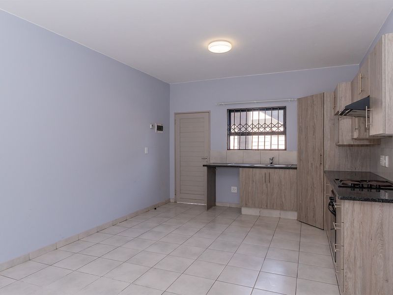 Modern 2-Bed 2-Bath Ground-Floor Unit with Private Garden - Photo 4