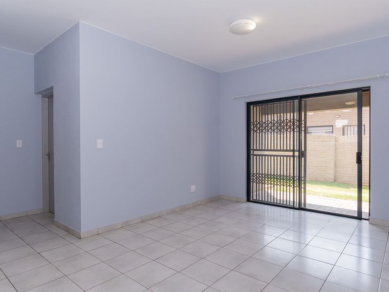 Modern 2-Bed 2-Bath Ground-Floor Unit with Private Garden - Photo 8