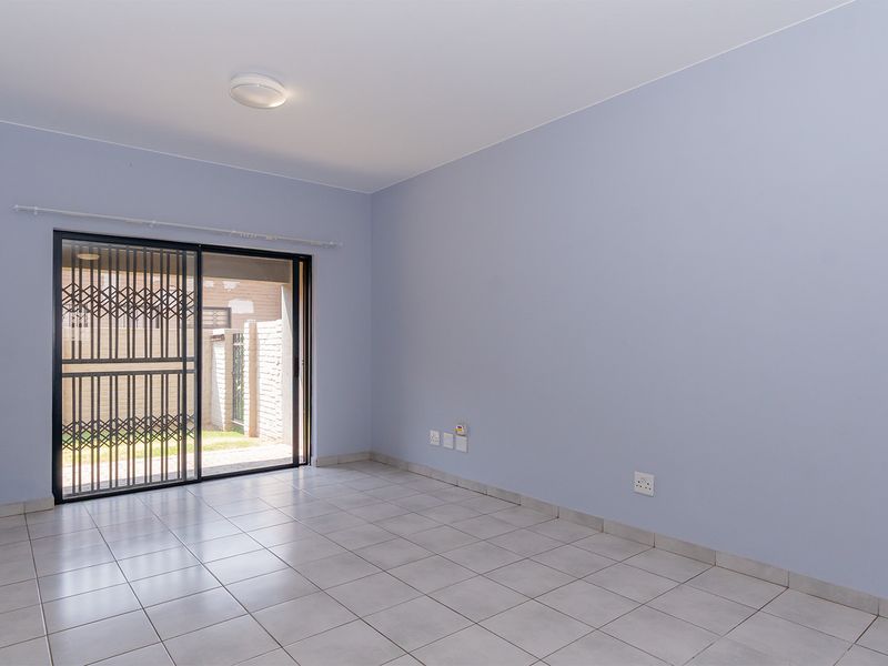 Modern 2-Bed 2-Bath Ground-Floor Unit with Private Garden - Photo 10