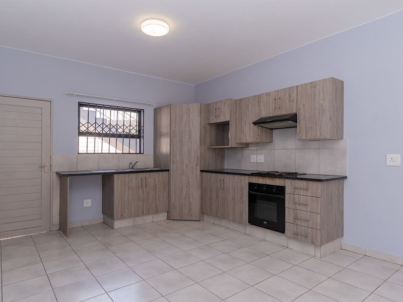 Modern 2-Bed 2-Bath Ground-Floor Unit with Private Garden - Photo 6