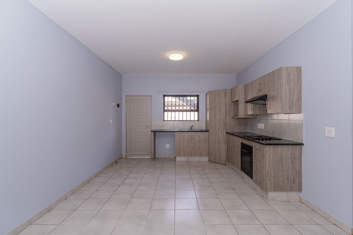 Modern 2-Bed 2-Bath Ground-Floor Unit with Private Garden - Photo 5