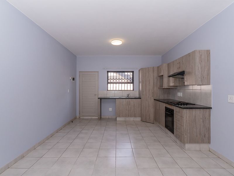 Modern 2-Bed 2-Bath Ground-Floor Unit with Private Garden - Photo 5