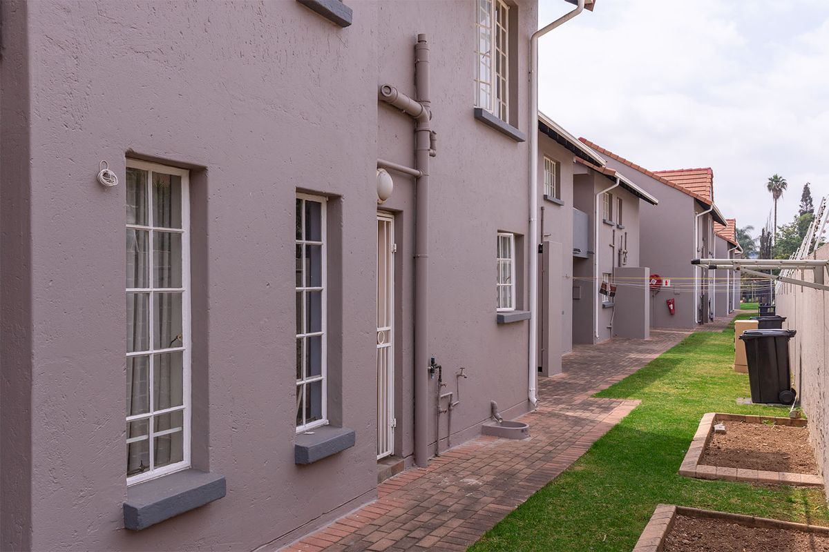 Stunning Duplex for Sale in secure complex within the boomed off area - Photo 4