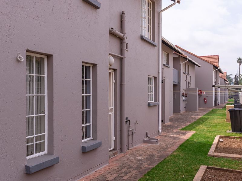 Stunning Duplex for Sale in secure complex within the boomed off area - Photo 4