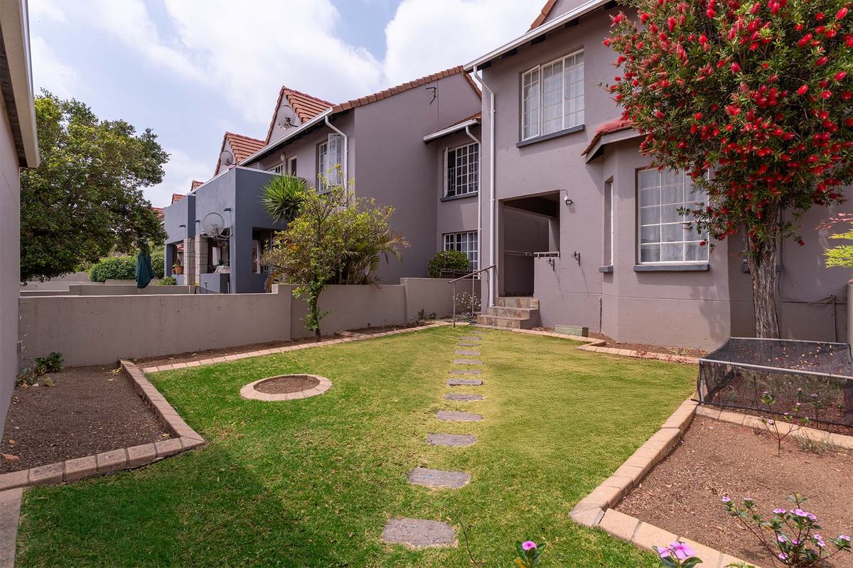 Stunning Duplex for Sale in secure complex within the boomed off area - Photo 2