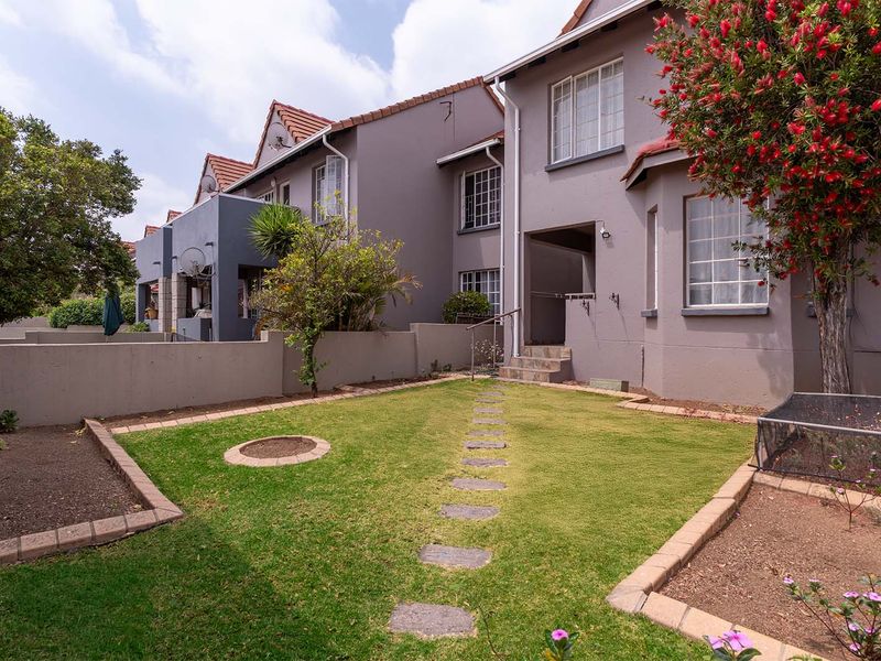 Stunning Duplex for Sale in secure complex within the boomed off area - Photo 2