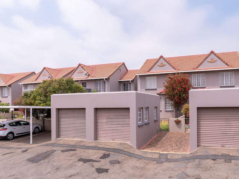 Stunning Duplex for Sale in secure complex within the boomed off area - Photo 5