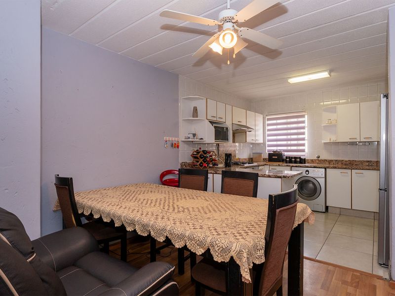 Stunning Duplex for Sale in secure complex within the boomed off area - Photo 9