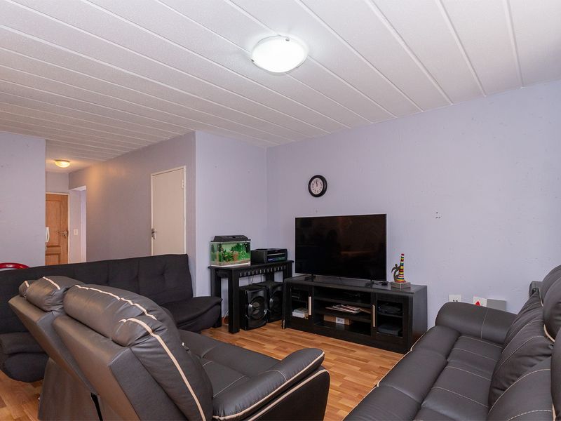 Stunning Duplex for Sale in secure complex within the boomed off area - Photo 8