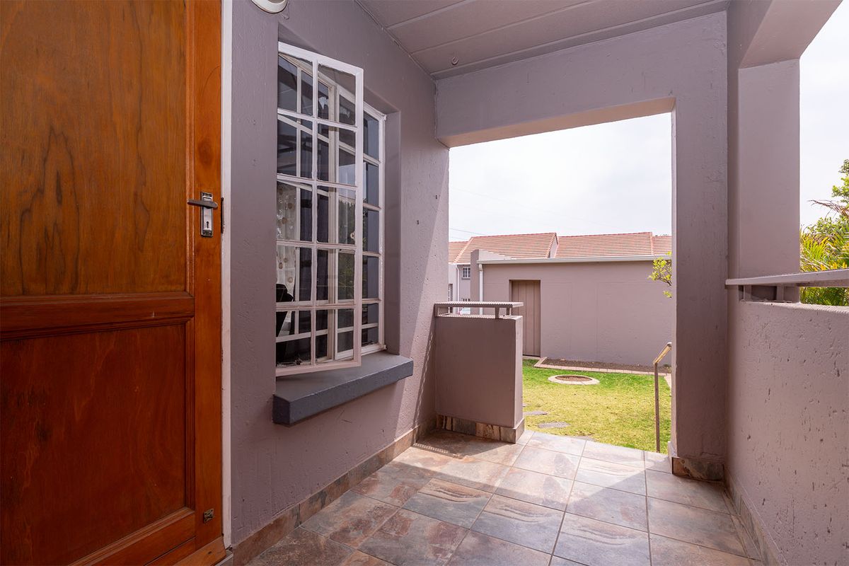 Stunning Duplex for Sale in secure complex within the boomed off area - Photo 3