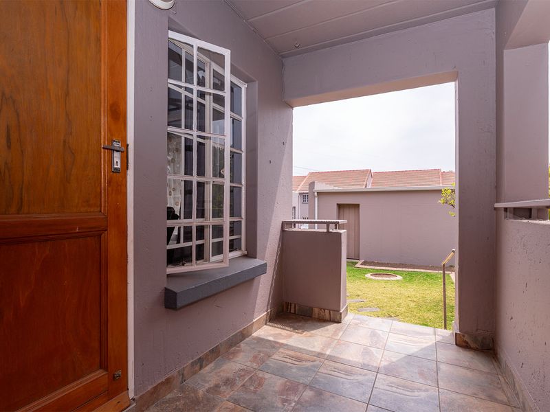 Stunning Duplex for Sale in secure complex within the boomed off area - Photo 3