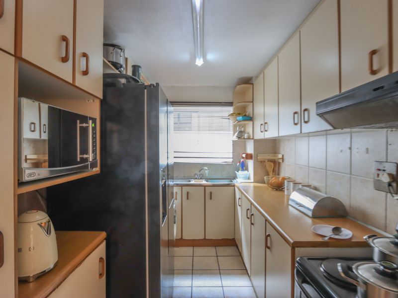 Centrally Located 2-Bedroom Apartment with Sea Views - Photo 4