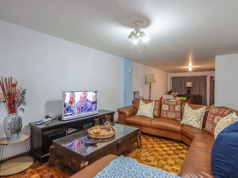 Centrally Located 2-Bedroom Apartment with Sea Views - Photo 6