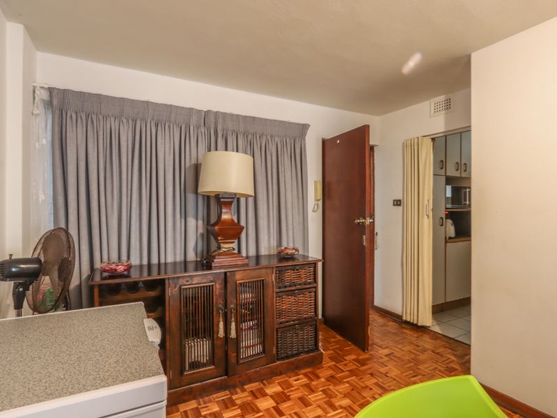 Centrally Located 2-Bedroom Apartment with Sea Views - Photo 8