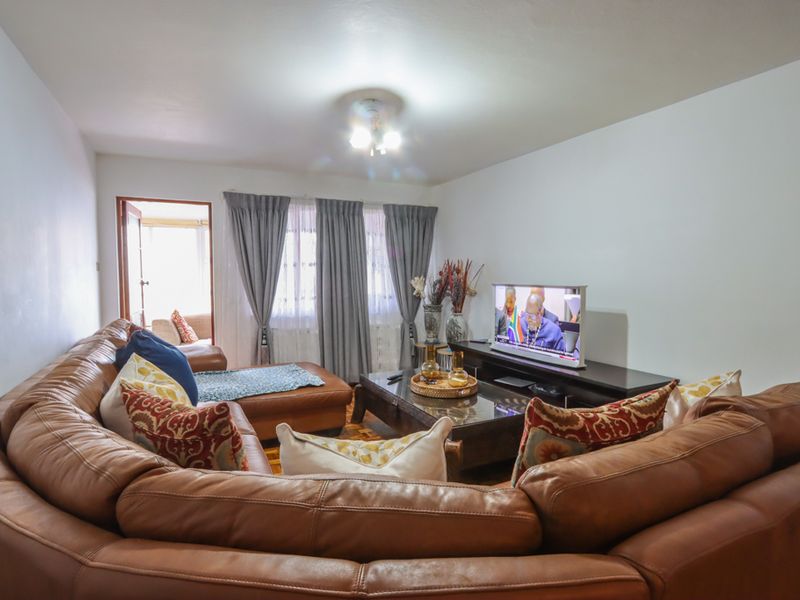 Centrally Located 2-Bedroom Apartment with Sea Views - Photo 7