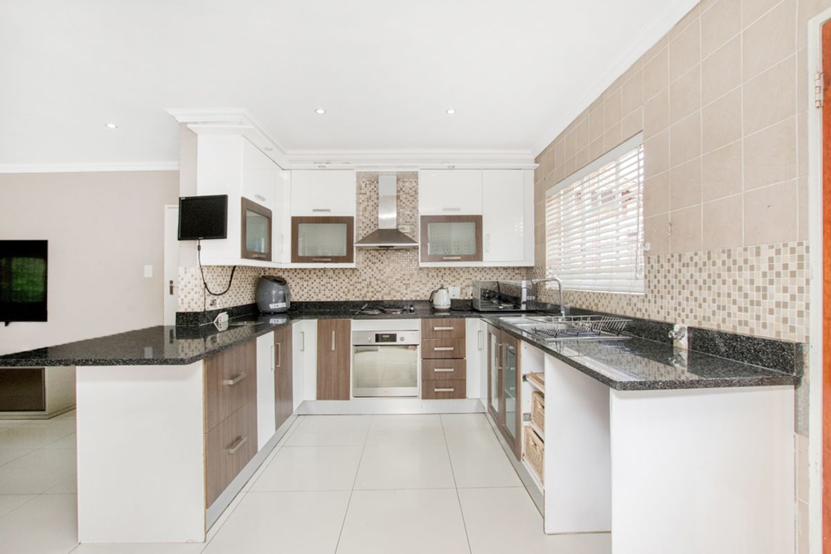 Spacious Family Home in Secure Savuti Estate, North Riding - Photo 4