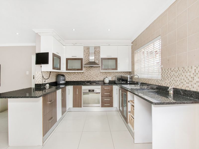 Spacious Family Home in Secure Savuti Estate, North Riding - Photo 4