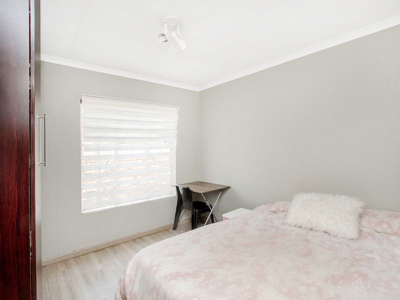 Spacious Family Home in Secure Savuti Estate, North Riding - Photo 8