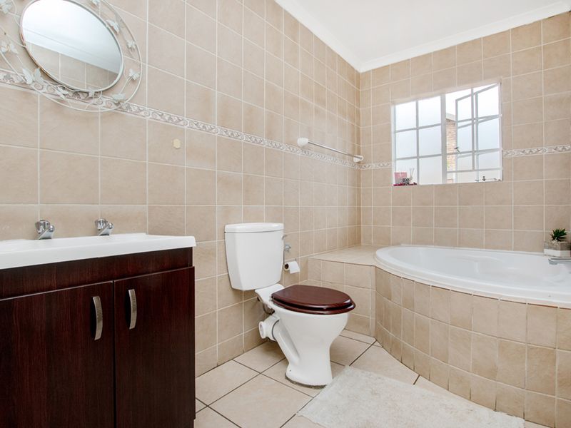 Spacious Family Home in Secure Savuti Estate, North Riding - Photo 6