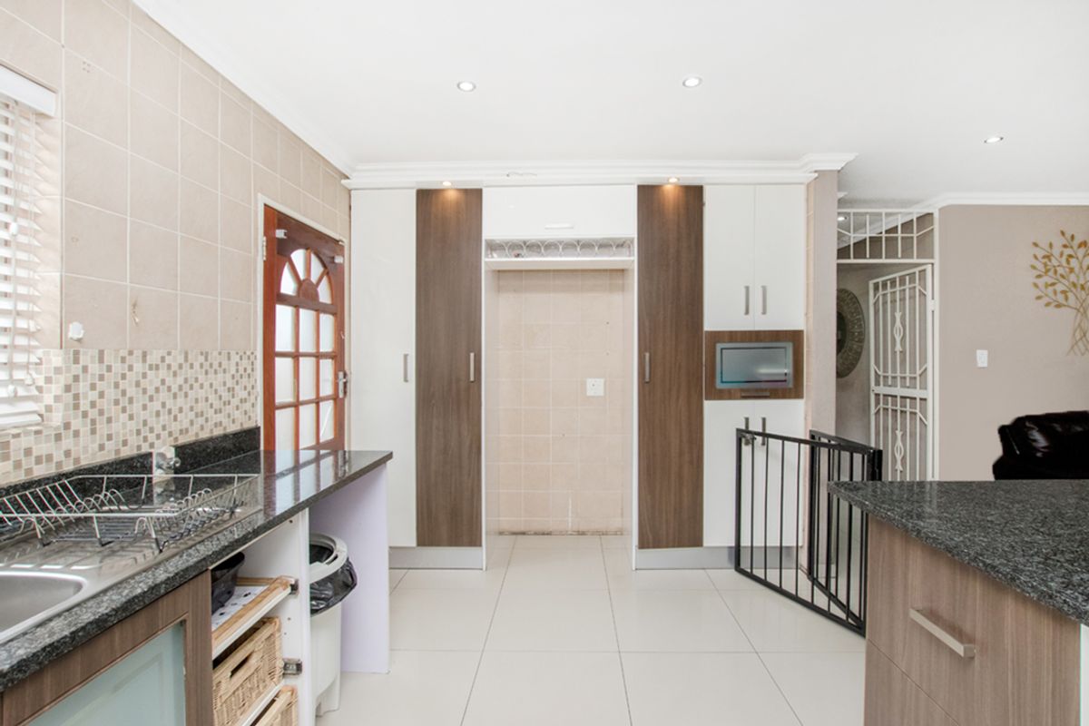 Spacious Family Home in Secure Savuti Estate, North Riding - Photo 5