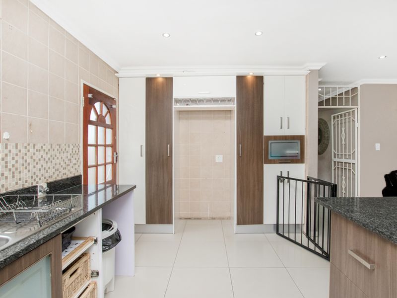 Spacious Family Home in Secure Savuti Estate, North Riding - Photo 5