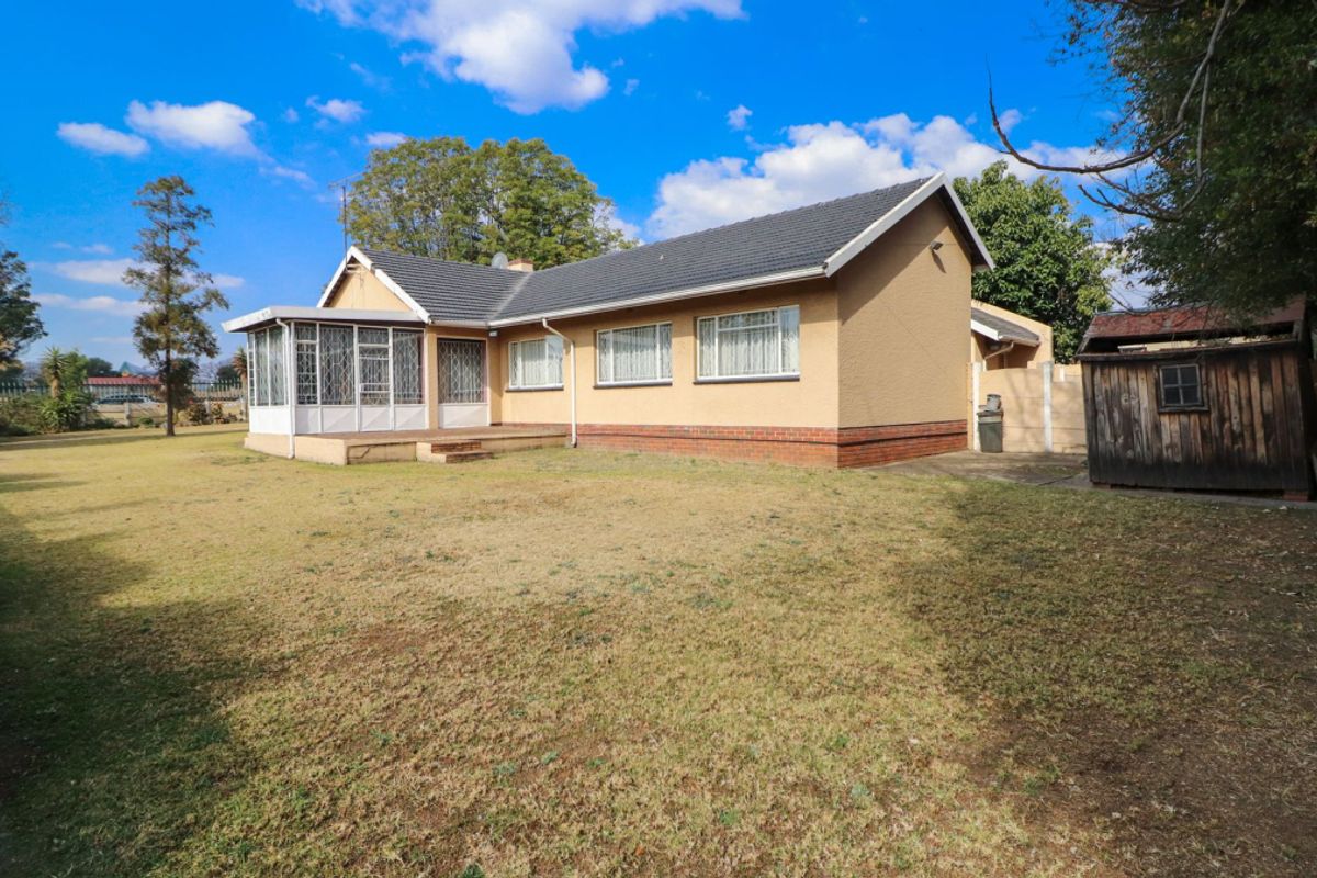 large home within the 24 hour secure boomed area - Photo 2