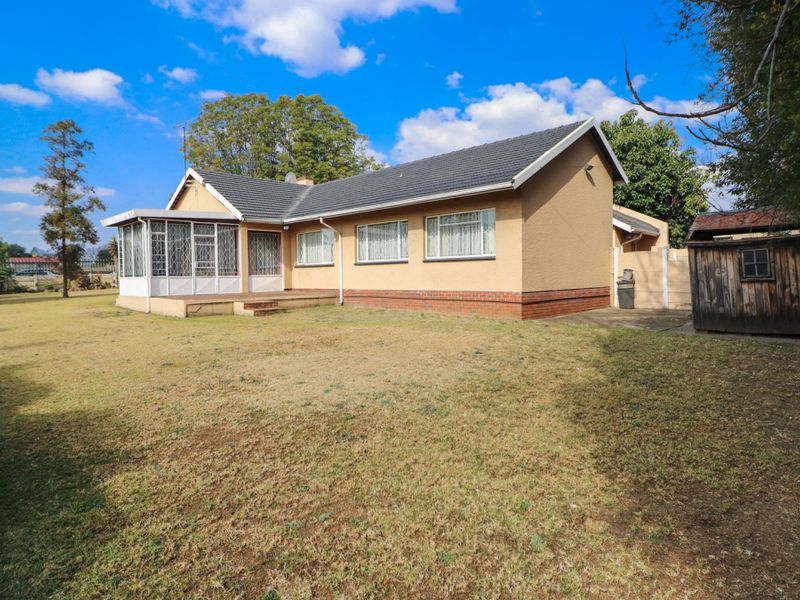 large home within the 24 hour secure boomed area - Photo 2