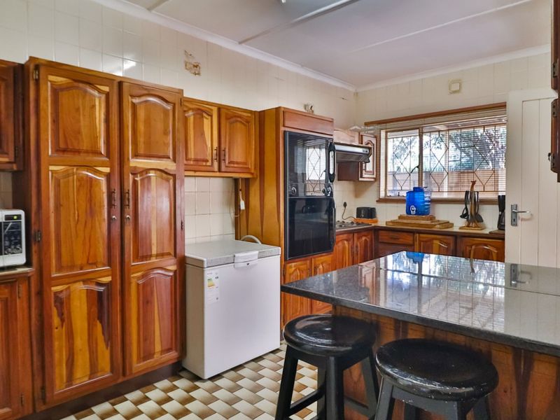 large home within the 24 hour secure boomed area - Photo 8