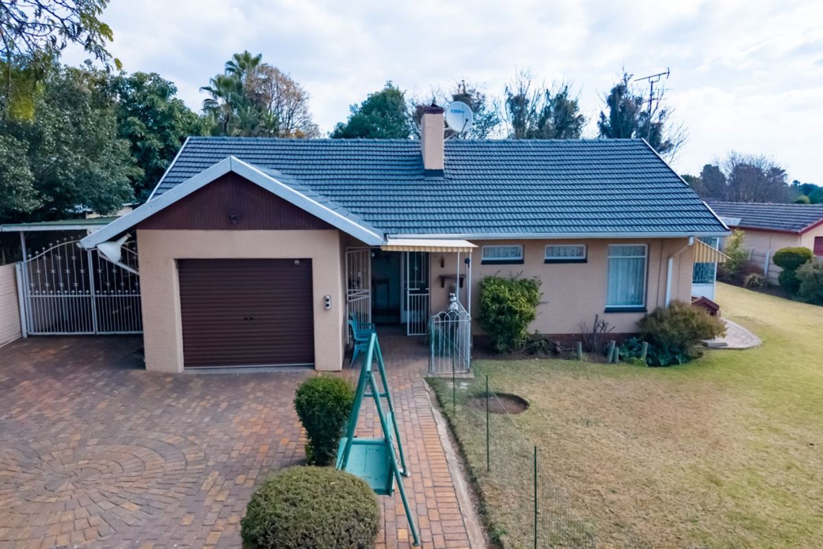 large home within the 24 hour secure boomed area - Photo 3