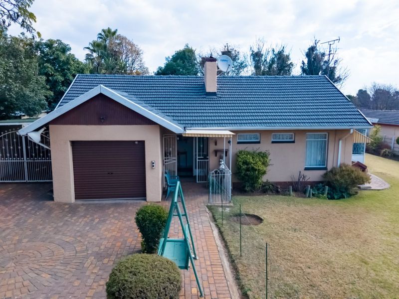 large home within the 24 hour secure boomed area - Photo 3