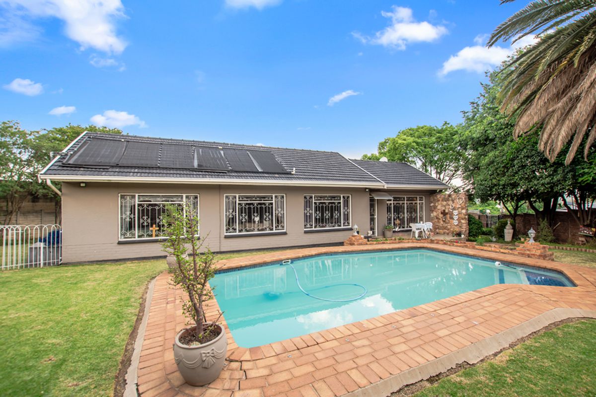 Well-built three bedroom home that has been meticulously looked after. - Photo 3