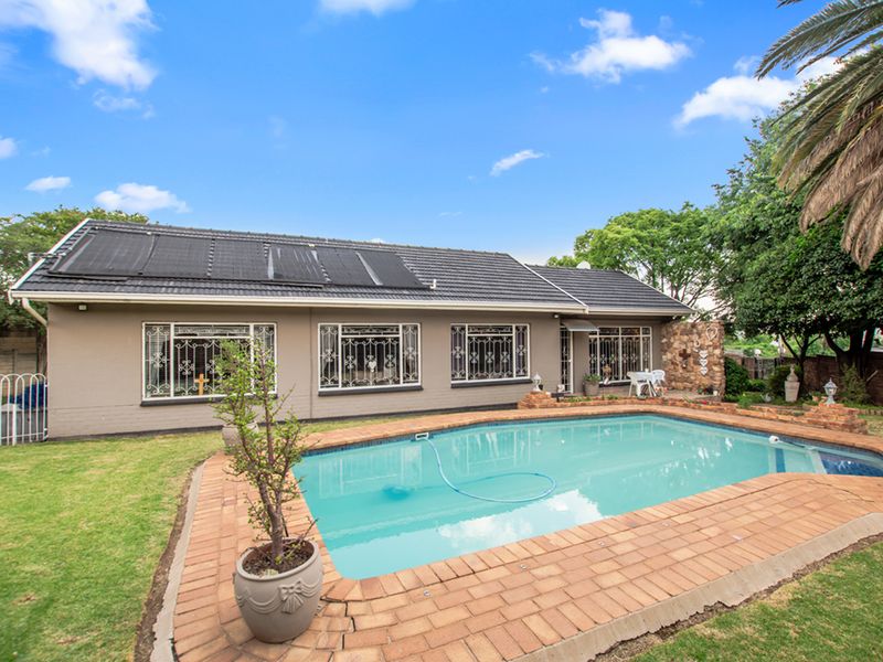 Well-built three bedroom home that has been meticulously looked after. - Photo 3