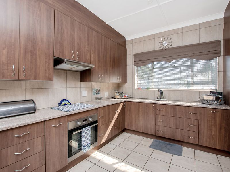 Well-built three bedroom home that has been meticulously looked after. - Photo 10