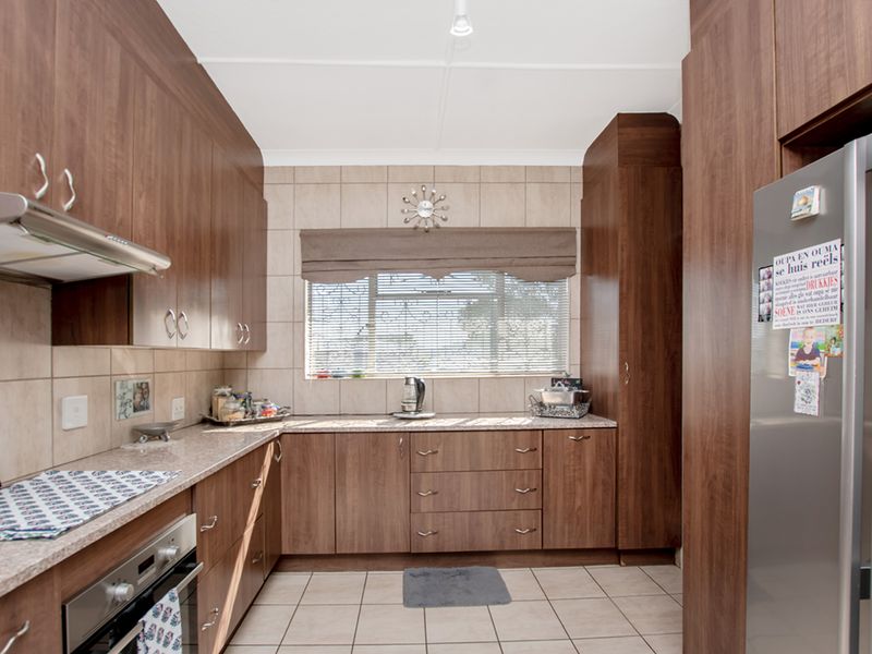 Well-built three bedroom home that has been meticulously looked after. - Photo 9