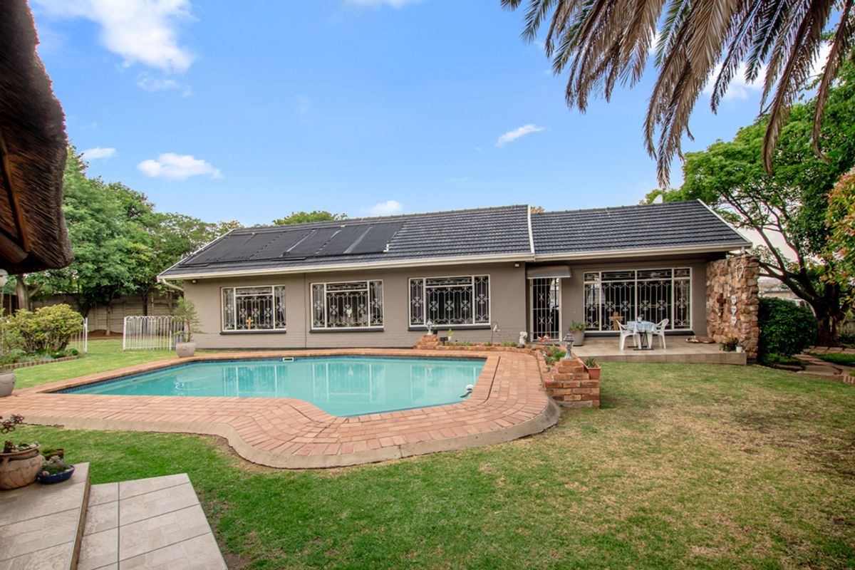 Well-built three bedroom home that has been meticulously looked after. - Photo 2