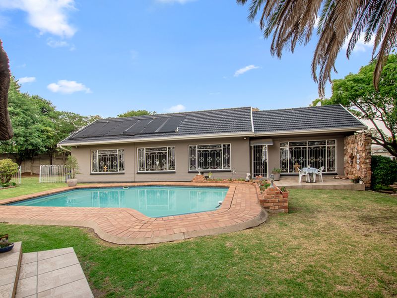 Well-built three bedroom home that has been meticulously looked after. - Photo 2