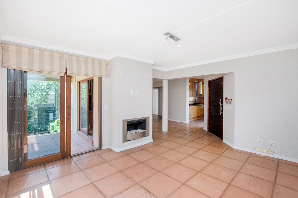 Modern 3-Bedroom Home with Pool in Secure Beverley Estate - Photo 5