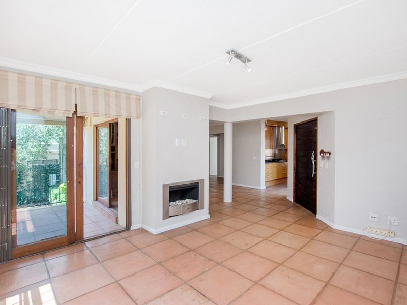 Modern 3-Bedroom Home with Pool in Secure Beverley Estate - Photo 5