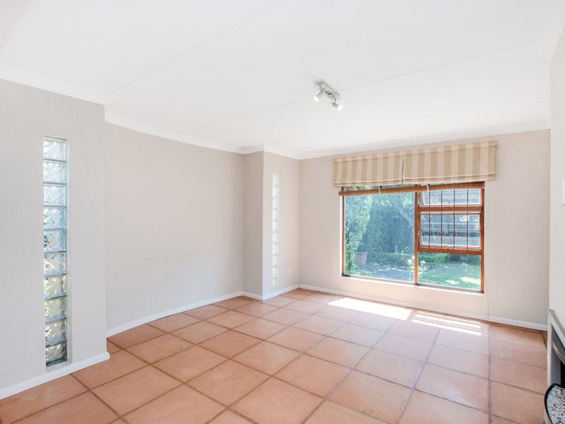 Modern 3-Bedroom Home with Pool in Secure Beverley Estate - Photo 7