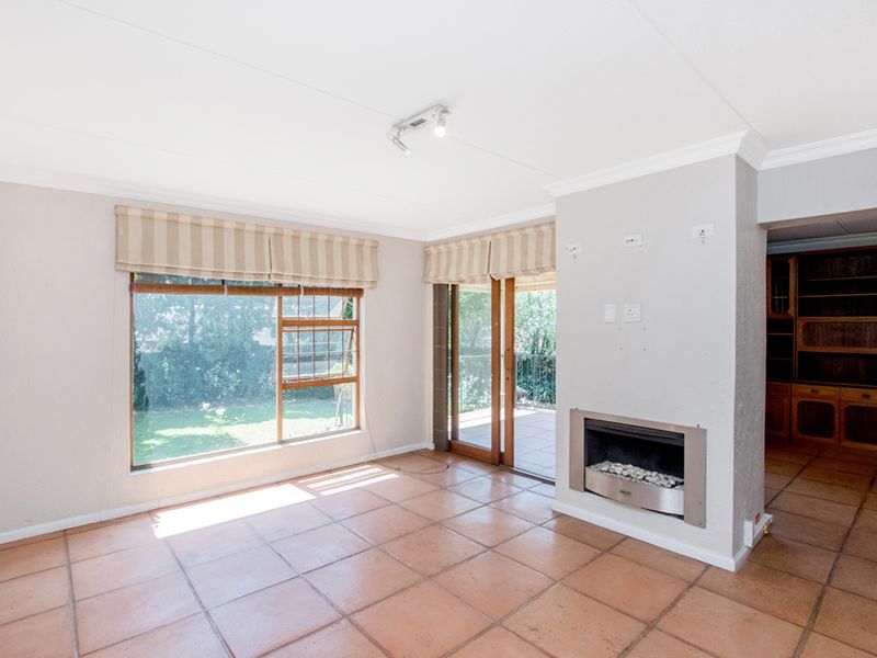 Modern 3-Bedroom Home with Pool in Secure Beverley Estate - Photo 6