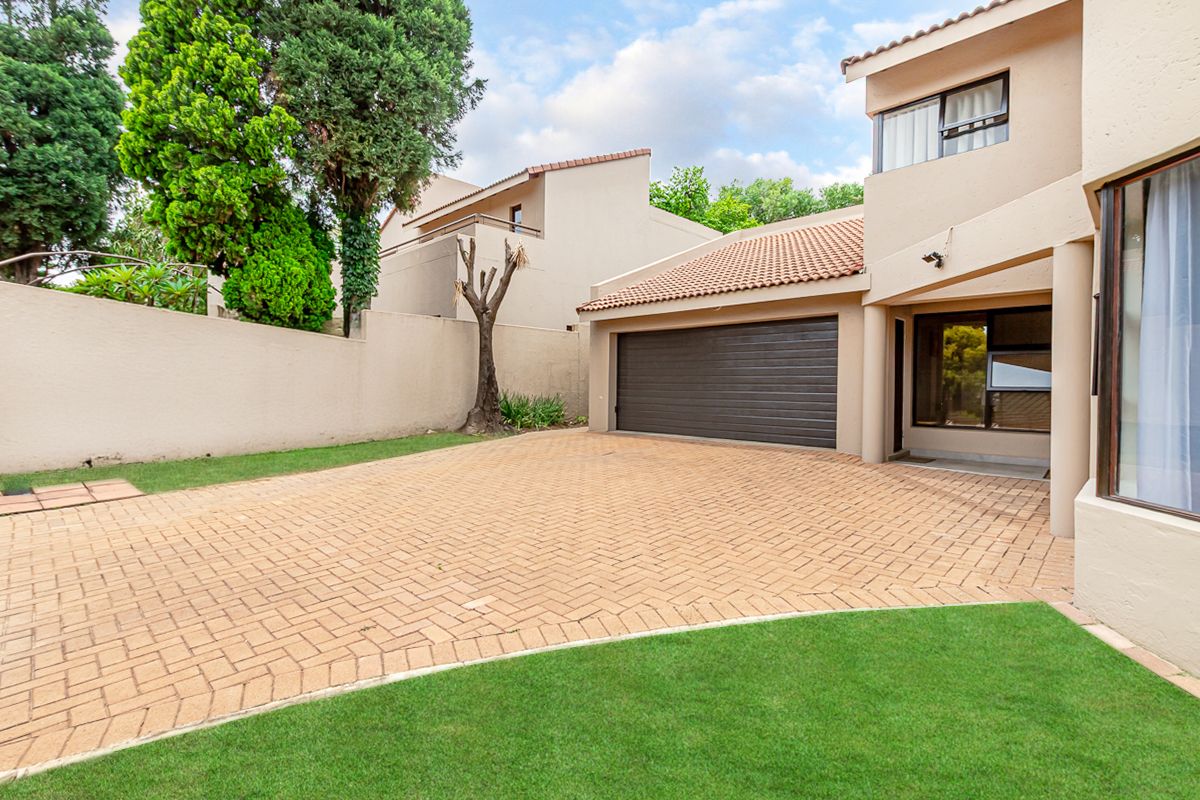 Modern Freestanding Family Home for Sale in Sunninghill Gardens - Photo 2