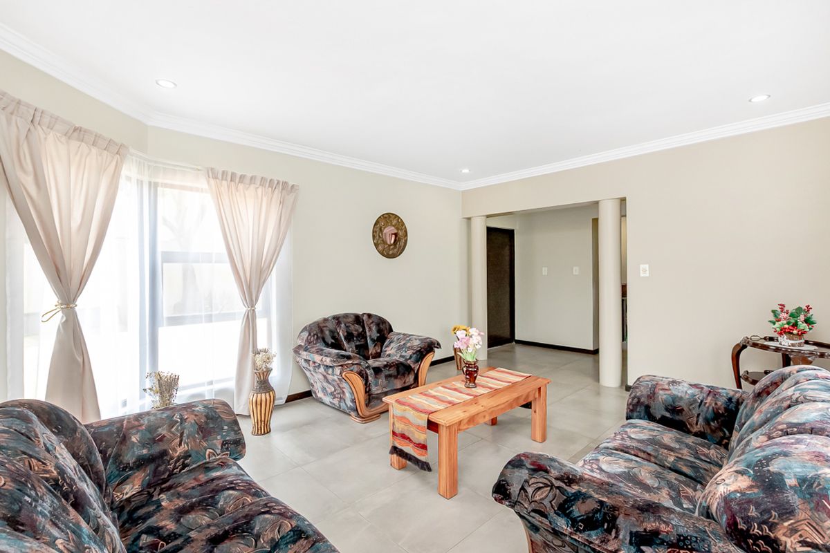 Modern Freestanding Family Home for Sale in Sunninghill Gardens - Photo 4